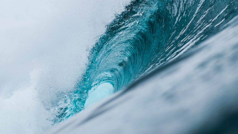 blue sea waves under white sky during daytime