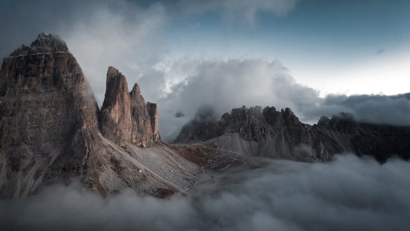 foggy mountain during daytime