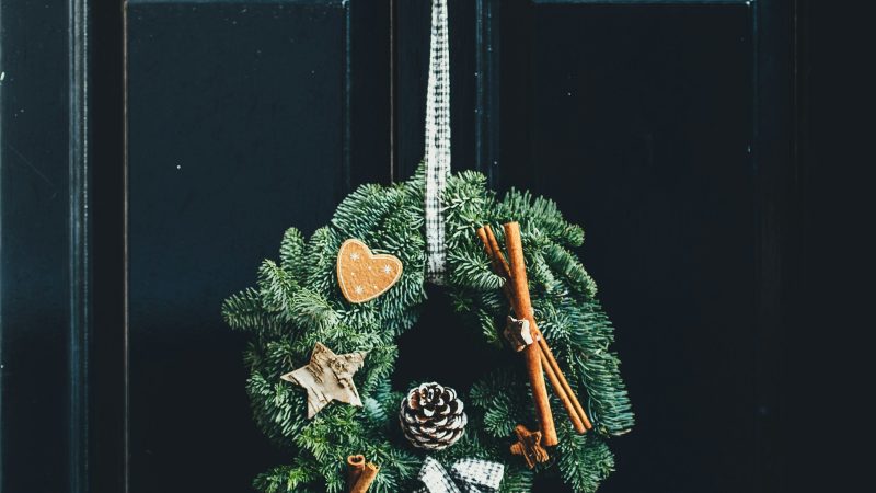 green wreath hang on door — Samsung Frame TV art